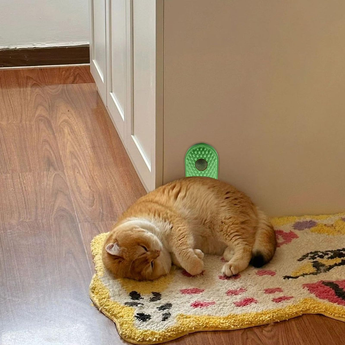 壁貼りキャットニップボール 猫用セルフグルーミングブラシ 抜け毛ケア | Kizuna Pets